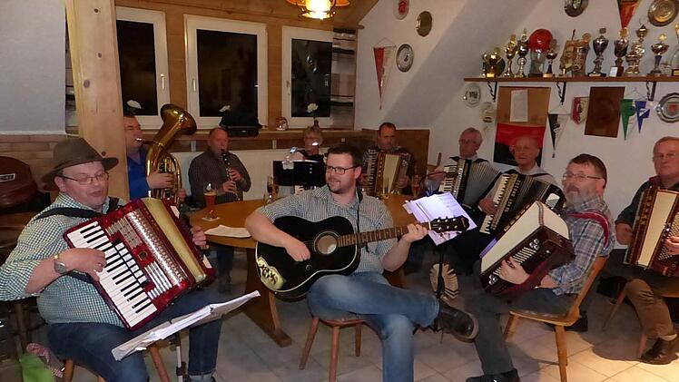 Nicht weniger als zehn Musikanten fanden sich im FC-Sportheim ein, um beim Wirtshaussingen für Stimmung zu sorgen. Fotos: Klaus-Peter Wulf