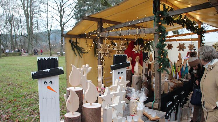 Streifzug durch den Weihnachtsmarkt Mitwitz, mit seinen rund 100  Verkaufst&auml;nden.Herbert Fischer