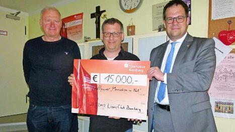 Lions Club-Pr&auml;sident Michael Eigner (rechts) und Vize-Pr&auml;sident J&uuml;rgen Bruhn (links) &uuml;bergaben an Einrichtungsleiter Peter Klein den symbolischen Scheck.  Foto: Marion Kr&uuml;ger-Hundrup