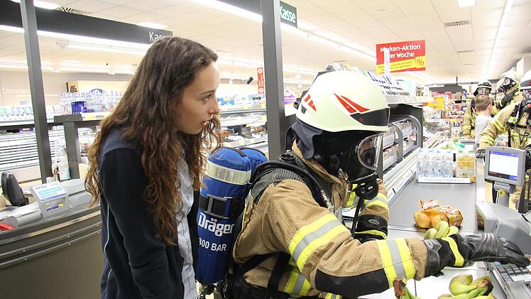 Die Kirchweih&uuml;bung der Ebersdorfer Feuerwehr f&uuml;hrte die Atemschutzger&auml;tetr&auml;ger in den Aldi-Markt - eine &Uuml;berraschung, die bei allen Beteiligten gut ankam. - Foto: Alexandra Kemnitzer