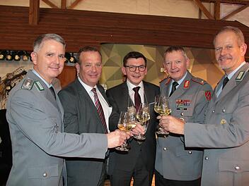 Beim diesjährigen Neujahrsempfang von Bundeswehr und Stadt stießen (von links) der neue Standortälteste Oberst Stefan Josef Leonhard, Matthias Hümmler, Leiter des Bundeswehrdienstleistungszentrums, Bürgermeister Armin Warmuth, General Michael Matz, Kommandeur Ausbildungszentrum Infanterie, und Oberst Werner Klaffus, Kommandeur des VN-Ausbildungszentrums, an. Foto: Ralf Ruppert