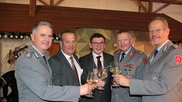 Beim diesjährigen Neujahrsempfang von Bundeswehr und Stadt stießen (von links) der neue Standortälteste Oberst Stefan Josef Leonhard, Matthias Hümmler, Leiter des Bundeswehrdienstleistungszentrums, Bürgermeister Armin Warmuth, General Michael Matz, Kommandeur Ausbildungszentrum Infanterie, und Oberst Werner Klaffus, Kommandeur des VN-Ausbildungszentrums, an. Foto: Ralf Ruppert
