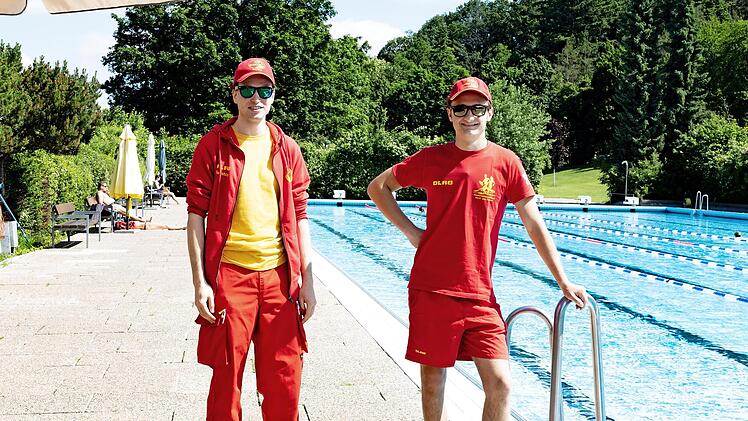 Christoph Marks und Elia Weinfurtner, Helfer der DLRG, sorgten mit daf&uuml;r, dass der Gottesdienst im Eberner Freibad stattfinden konnte.