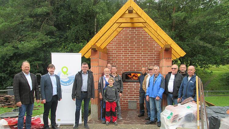 Dank engagierten Einsatzes der Helfer und der Unterstützung aus dem Regionalbudget der Allianz Fränkisches Saaletal gibt es weiter ein Plootz-Fest in Obereschenbach. Darüber freuen sich (v. l.) FC-Sprecher Gerald Meder, Allianz-Manager Holger Becker und Allianz-Vorsitzender Armin Warmuth sowie die freiwilligen Helfer. Foto: Winfried Ehling