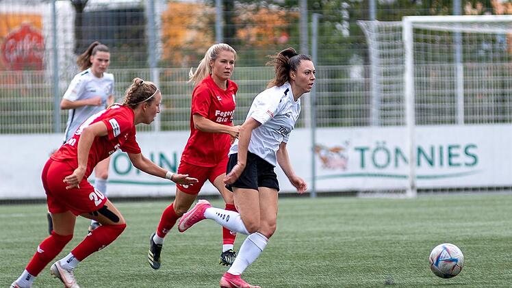 Leonie Kreil (rechts) hatte im Eröffnungsspiel der 2. Frauen-Bundesliga einen phänomenalen Einstand: Mit dem FSV Gütersloh gelang gegen ihr ehemaliges team vom SC Sand ein 5:1-Erfolg - samt Torerfolg. Foto: Boris Kessler / FSV Gütersloh 2009