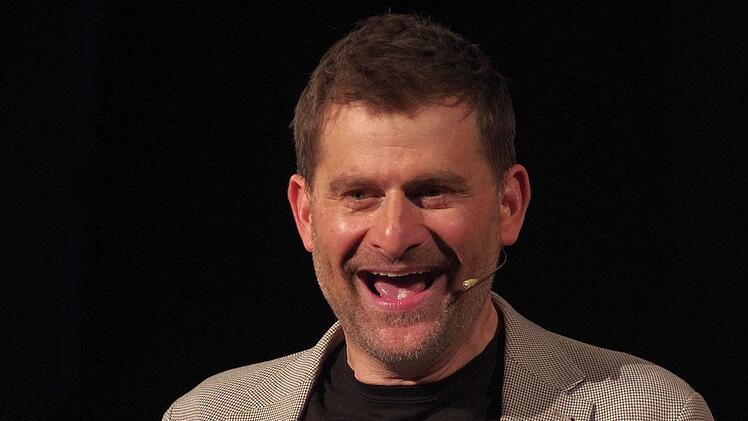 Mit einer herrlich unausgewogenen Mischung aus subtilem Nonsens, radebrechender Satire und frech-rockigen Liedern begeisterte Michael Altinger  sein Publikum in  Bad Kissingen. Foto: Klaus Werner