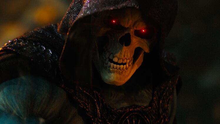 Auch wenn man ihn hier nicht erkennt: Hinter der herrlich fiesen Skeletor-Visage verbirgt sich Hollywood-Superstar Jared Leto. Mit gro&szlig;en Schurkenfiguren kennt der sich sp&auml;testens seit seiner Joker-Rolle in "Suicide Squad" bestens aus.
