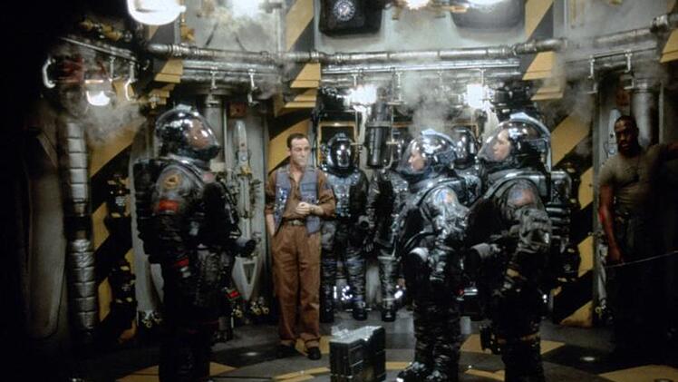Captain Miller (Laurence Fishburne) und seine Crew sollen die "Event Horizon" bergen.