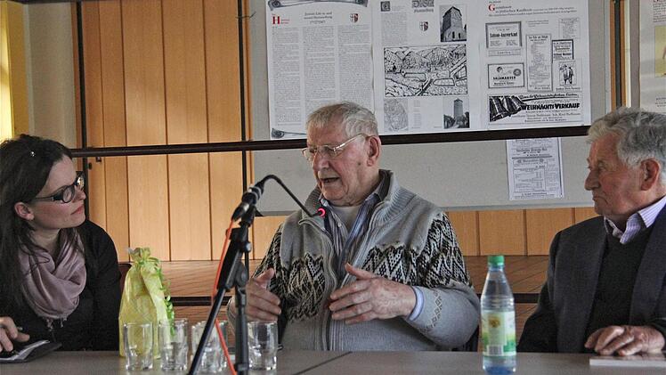 Geschichtslehrerin Claudia Albrecht-Schübel verfolgt gespannt die Ausführungen von Zeitzeuge Arnold Samuels.
