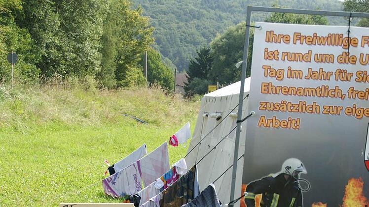 Der Pool gehört mittlerweile zur Ausstattung fast jeden Gruppenzeltes - entsprechend viele nasse Handtücher brauchen einen Trockenplatz.