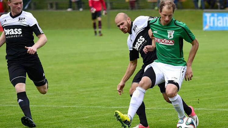 Will sich steigern: Der Großbardorfer Mittelfeldspieler Pascal Stahl (rechts) ist mit seinen bisherigen Leistungen nicht zufrieden.   Foto: Anand Anders