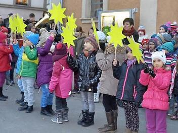 Mit Musik eröffneten die Schüler der Grundschule Rodachtal und die Flößermusikanten den Unterrodacher Weihnachtsmarkt.  Foto: Hofmann