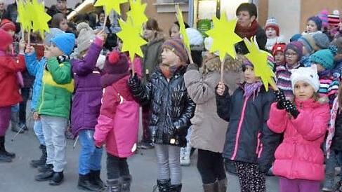 Mit Musik eröffneten die Schüler der Grundschule Rodachtal und die Flößermusikanten den Unterrodacher Weihnachtsmarkt.  Foto: Hofmann