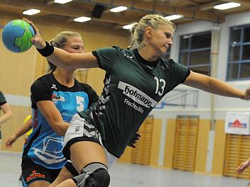 Ausholen für den großen Wurf: Am Samstag wollen Nina Barnickel und Co. einen Sieg gegen den 1. FC Nürnberg. Foto: Hopf