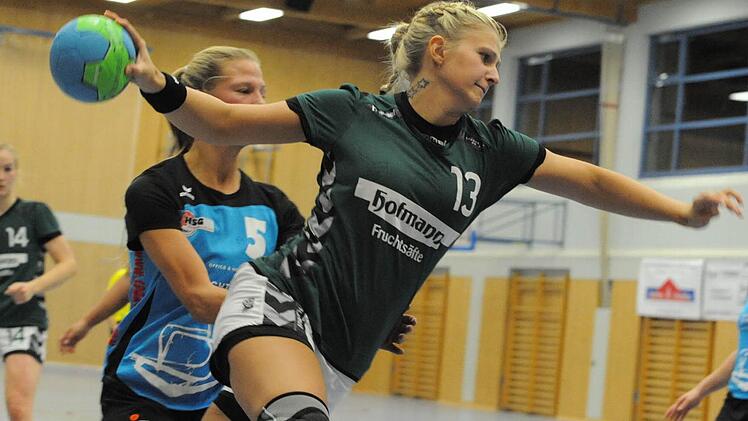 Ausholen für den großen Wurf: Am Samstag wollen Nina Barnickel und Co. einen Sieg gegen den 1. FC Nürnberg. Foto: Hopf