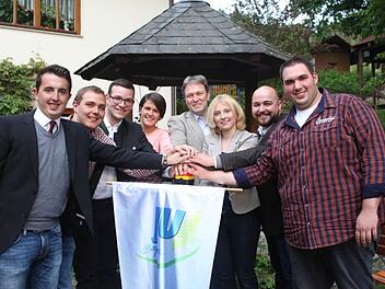 Ein Team (von links): Matthias Zeitler, Markus Rieger, JU-Kreisvorsitzender Markus Oesterlein, Jessica Fugmann, Klaus Löffler, Stefanie Neubauer, Jonas Geissler und David Martin. Foto: Veronika Schadeck