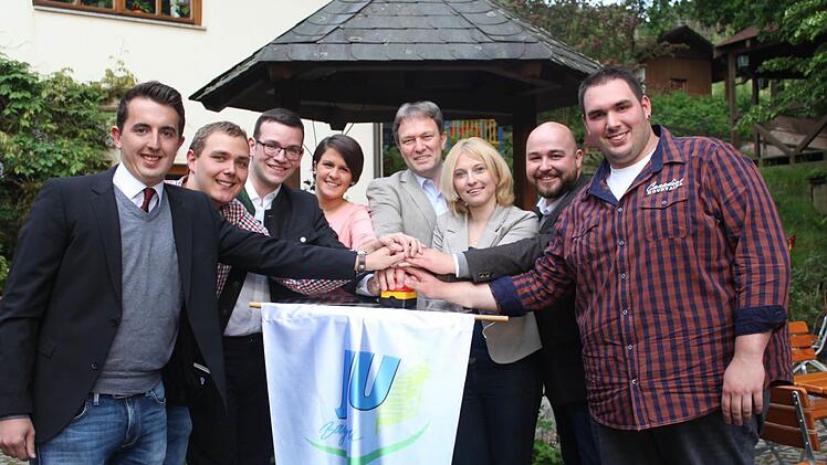 Ein Team (von links): Matthias Zeitler, Markus Rieger, JU-Kreisvorsitzender Markus Oesterlein, Jessica Fugmann, Klaus Löffler, Stefanie Neubauer, Jonas Geissler und David Martin. Foto: Veronika Schadeck
