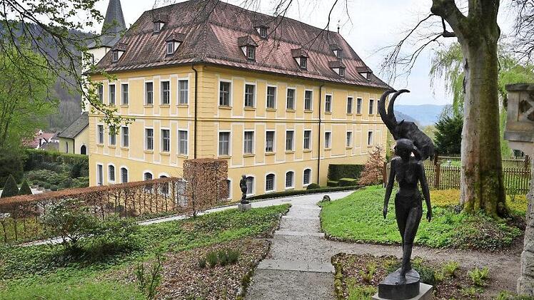 33 Zimmer und 1350 Quadratmeter Wohnfläche. Das ist das Schloß Unterleinleiter. Dazu gehört ein prächtiger Garten.  Fotos: Ronald Rinklef