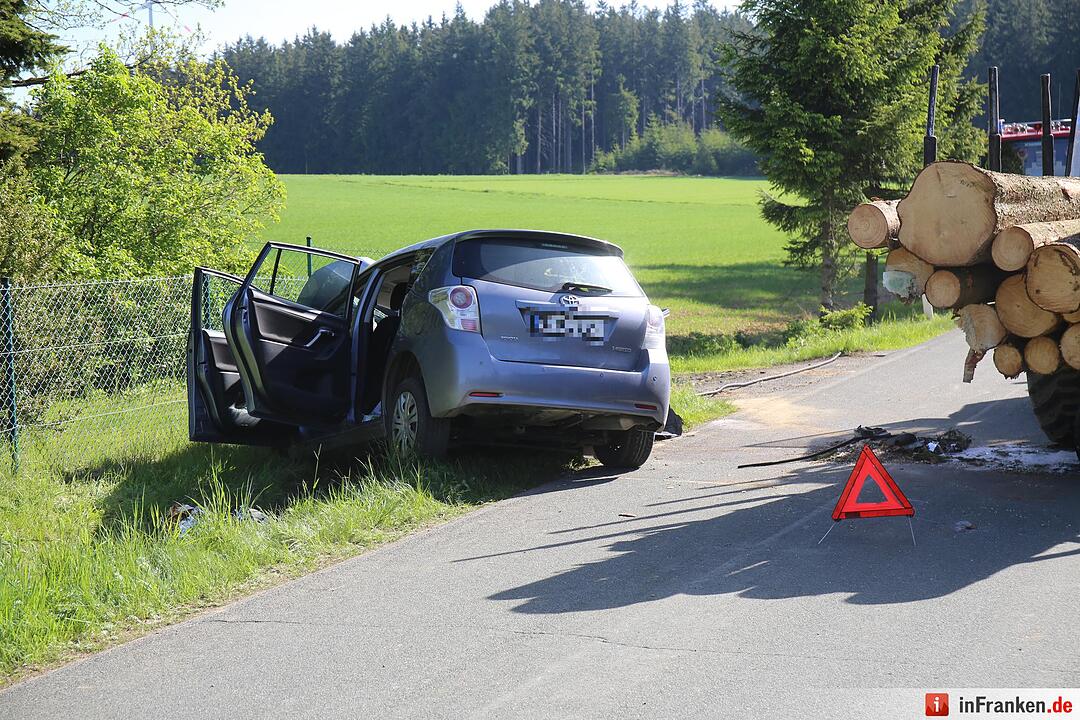 Kreis Hof: Auto kracht auf Holztransporter – Mutter und ihre zwei Kinder schwer verletzt