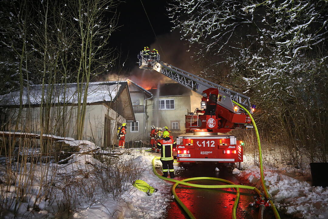 Dachstuhlbrand nahe Helmbrechts in Oberfranken hält Feuerwehr in Atem
