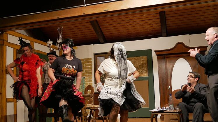 Mächtig Spaß haben die Männer bei den Tanzvorführungen ihrer exotischen Tänzerinnen, klatschen vergnügt in die Hände und lassen sich um den Finger wickeln, noch........ Foto: Manja von Nida