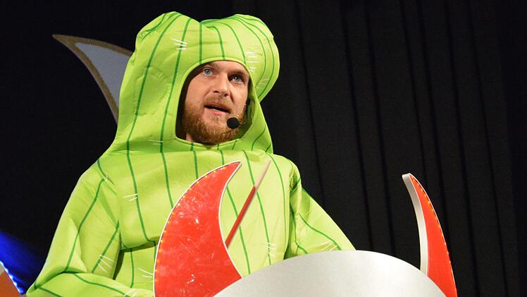 Eulenspiegel Friedolin von Freien Boten (Andreas Freibott) hatte sich in diesem Jahr passend zum Thema als Kaktus verkleidet. Genussvoll las er seinen Mitbürgern die Leviten.  Foto: Björn Hein