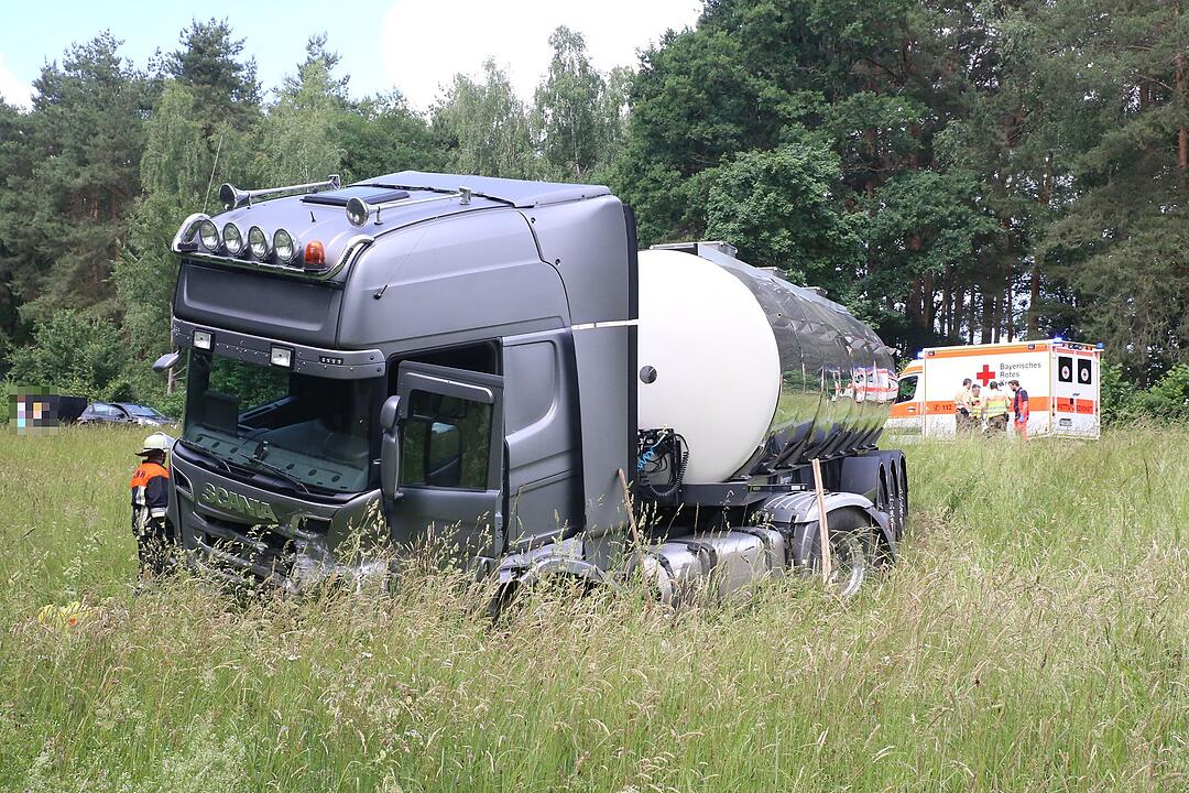 Tödlicher Unfall auf B466: Auto kollidiert mit Lkw