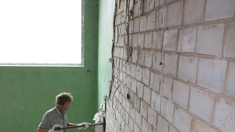 Derzeit wird die Schmeilsdorfer Schule entkernt. Bald rollen die Abrissbagger an. Foto: Jürgen Gärtner