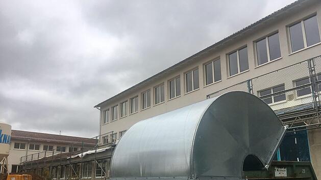 Vor der Grundschule steht noch schweres Gerät. Die Sanierung wird wohl erst 2019 beendet sein. Foto: Sebastian Schmitt