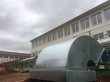 Vor der Grundschule steht noch schweres Gerät. Die Sanierung wird wohl erst 2019 beendet sein. Foto: Sebastian Schmitt