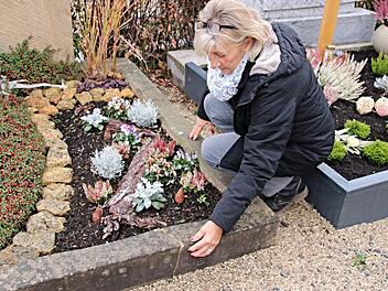 Ruth Zink ist enttäuscht. Vor Jahren wurde der Schaden an der Umrandung des Grabes ihrer Mutter behoben. Nun, wie in diesem gleich gelagerten Fall, schieben sich Friedhofsträger und Bestatter die Verantwortung gegenseitig zu. Keiner will bezahlen. Helmut Will