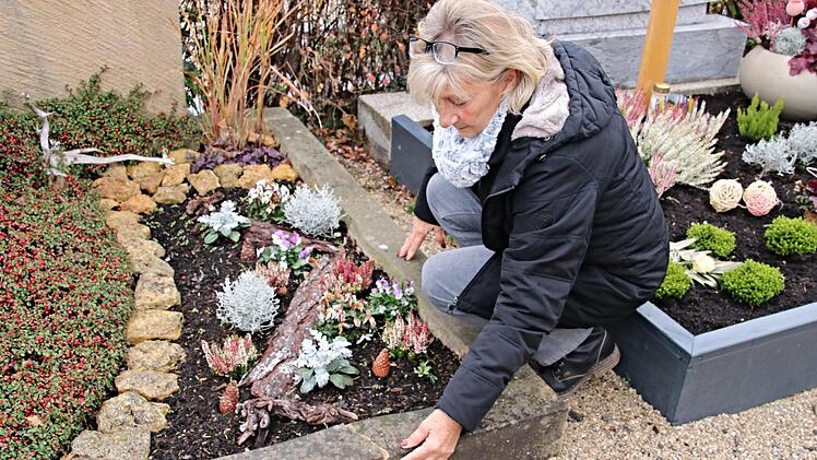 Ruth Zink ist enttäuscht. Vor Jahren wurde der Schaden an der Umrandung des Grabes ihrer Mutter behoben. Nun, wie in diesem gleich gelagerten Fall, schieben sich Friedhofsträger und Bestatter die Verantwortung gegenseitig zu. Keiner will bezahlen. Helmut Will
