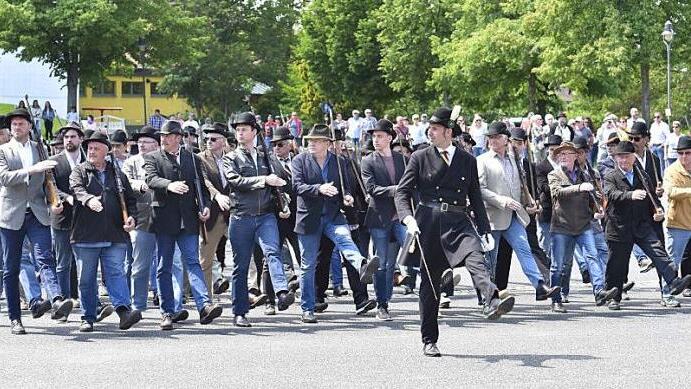 Beim Parademarsch beschwerte sich Hauptmann Manfred Barfuß über die Unkonzentriertheit bei einigen Marschierenden. Foto: Gerold Snater