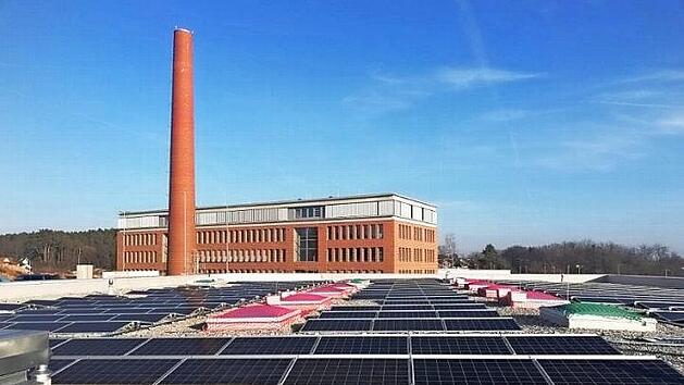 Die Maukhalle wird mit Solarstrom von den beiden benachbarten Dächern versorgt.  Foto: Naturstrom