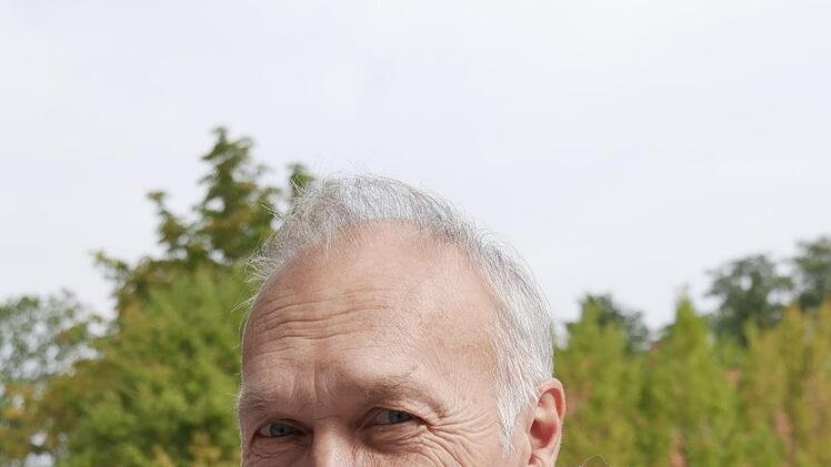Klaus aus Bamberg: "Ich bin ein Schnäppchenjäger, suche aber  nie etwas Spezielles. Mein Navi hat mich heute mal wieder nach Neustadt  gelockt. Früher habe ich mich auch schon auf dem Marktplatz umgeschaut. Ich  denke, dort unten war es für die Menschen interessanter. Allein schon die  Häuserkultur dort, denn manche wollen ja auch die Stadt besichtigen,  einkaufen und vielleicht Kaffee trinken."  - Foto: Manja von Nida