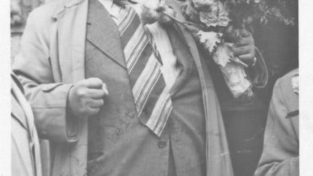 Eine letzte Beschimpfung der Amis, bevor Fritz Schönauer in den Knast geht. Im Hintergrund sieht man den Eingang zum Fronfestenturm.  Foto: privat