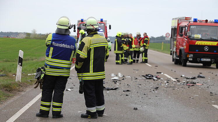 Frontalzusammenstoß zwischen Lastwagen und Auto