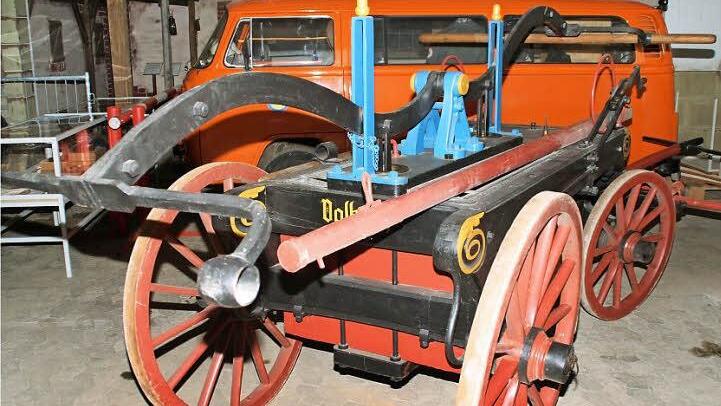 Viele betagte Feuerlöschfahrzeuge sind in der Sonderausstellung zu sehen.  Foto: G. Bauer