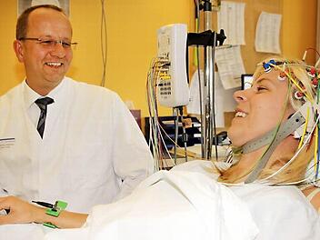 Für Christian Konhäuser sind Gespräche mit den Patienten das wichtigste Diagnose-Instrument. Wertvolle Informationen liefern dem Chef der Neurologie am Klinikum Kulmbach aber auch zusätzliche technische Untersuchungen wie die Hirnstrom-Messungen (EEG). Foto: Dagmar Besand