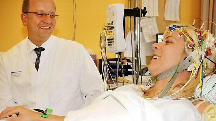 Für Christian Konhäuser sind Gespräche mit den Patienten das wichtigste Diagnose-Instrument. Wertvolle Informationen liefern dem Chef der Neurologie am Klinikum Kulmbach aber auch zusätzliche technische Untersuchungen wie die Hirnstrom-Messungen (EEG). Foto: Dagmar Besand