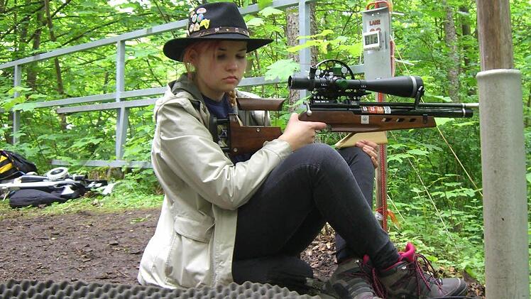 Alina Kraus stand mit den Plätzen 2 und 3 in der Jugendwertung gleich zweimal auf dem Treppchen, hier in der Konzentrationsphase.