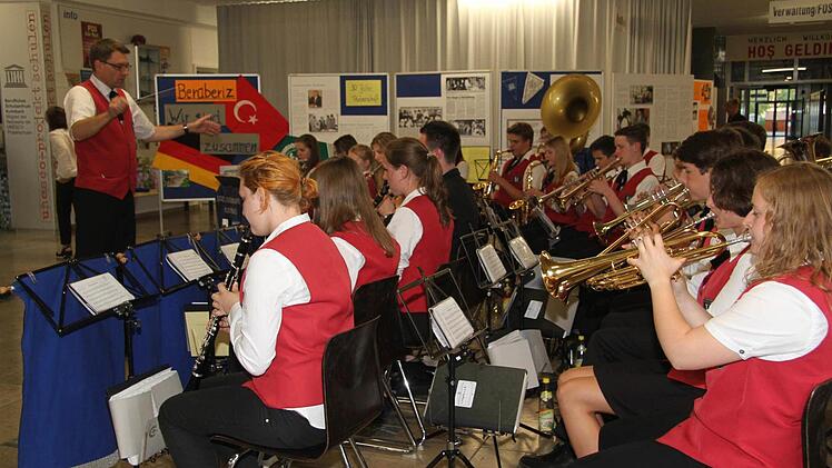 Die Jugendkapelle umrahmte den großen Festakt in der Aula des beruflichen Schulzentrums musikalisch.