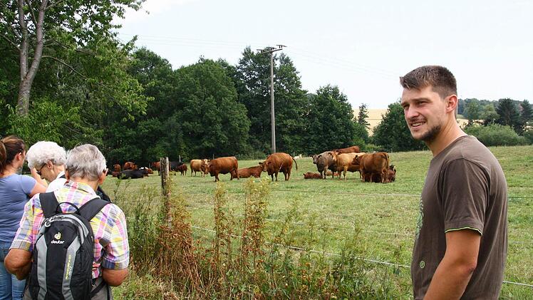 Lukas Lauterbach führt die Wanderer zu seiner Angus-Rinder-Herde. Foto: Katrin Geyer