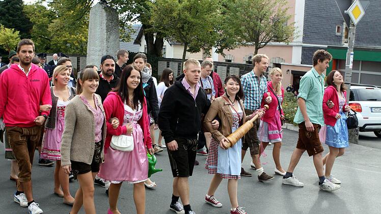 Neben den Feiern an verschiedenen Orten beteiligten sich die "Nordhalmer Kerwamaala und Kerwabuum" auch Festgottesdienst und der Kirchenparade. Foto: Michael Wunder