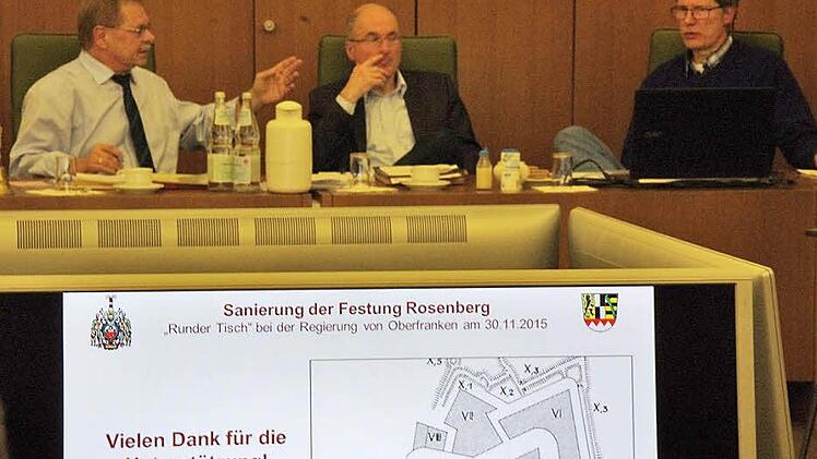 Auf Bildschirmen wurde den Stadtratsmitgliedern in der Sitzung am Montag der Sachstand der Festungssanierung erläutert. Die gleiche Präsentation wurde zuvor auch genutzt, um der Regierung von Oberfranken das Geleistete und das Konzept für die kommenden drei Jahre aufzuzeigen. Im Hintergrund (v. l.): Bürgermeister Wolfgang Beiergrößlein, Kämmerer Wolfgang Günther und Stadtplaner Daniel Gerber. Foto: Marco Meißner
