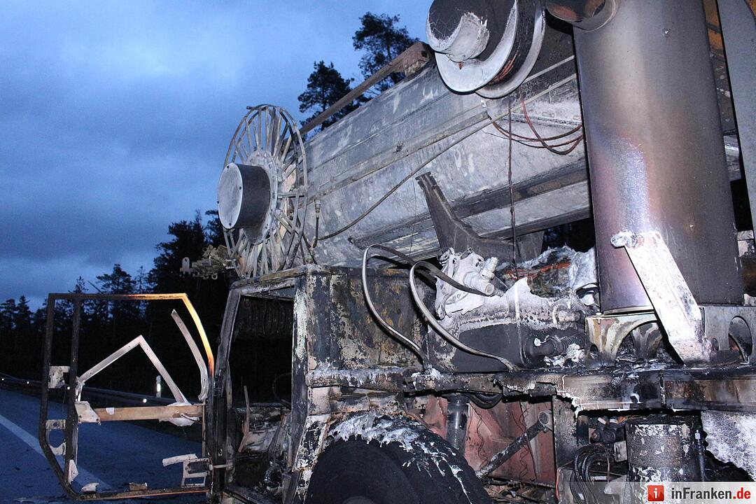 Nagelneuer Autokran brennt bei Ueberfuhrungsfahrt aus - Schaden mindestens eine Millionen Euro