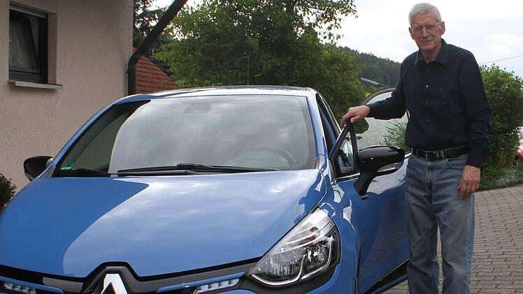 Auch mit 76 Jahren ist Milan Ristic ein echter Renault-Fan. Sein aktuelles Auto: Ein Clio in leuchtendem Blau, sogar die Räder sind blau verziert. Foto: Sonja Adam