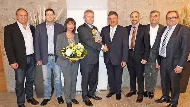 In den Ruhestand verabschiedet wurde der Leiter des Tiefbauamtes, Dieter Gei&szlig;ler (Vierter von rechts). Mit im Bild sind (von links) Personalratsvorsitzender Udo Kastner, Gei&szlig;lers Nachfolger Thomas H&ouml;rl, Ehefrau Brigitte Gei&szlig;ler, Landrat Klaus Peter S&ouml;llner, stellvertretender Landrat J&ouml;rg Kunstmann, B&uuml;rgermeister Siegfried Decker und stellvertretender Landrat Dieter Schaar.  Foto: Werner Rei&szlig;aus