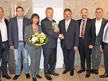 In den Ruhestand verabschiedet wurde der Leiter des Tiefbauamtes, Dieter Geißler (Vierter von rechts). Mit im Bild sind (von links) Personalratsvorsitzender Udo Kastner, Geißlers Nachfolger Thomas Hörl, Ehefrau Brigitte Geißler, Landrat Klaus Peter Söllner, stellvertretender Landrat Jörg Kunstmann, Bürgermeister Siegfried Decker und stellvertretender Landrat Dieter Schaar.  Foto: Werner Reißaus