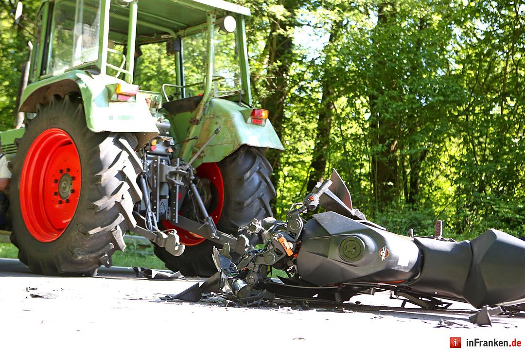 Kreis Bamberg: 17-jähriger Motorradfahrer fährt auf Traktor auf und wird schwer verletzt